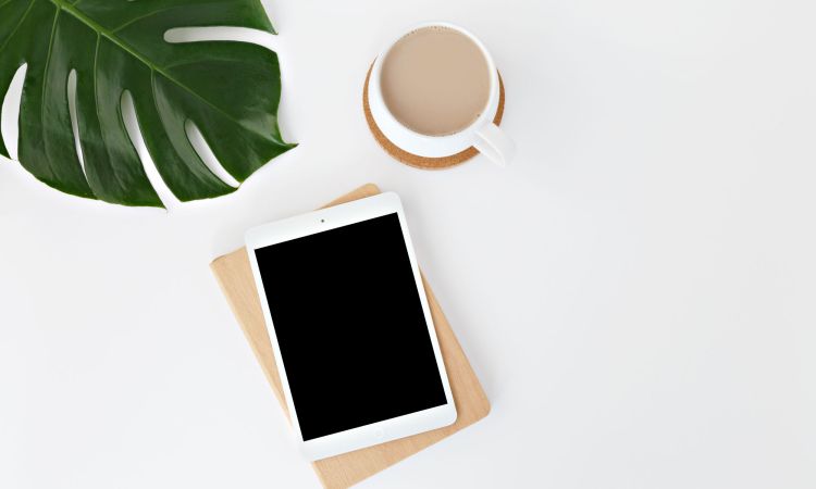 Tisch mit einem Tablet